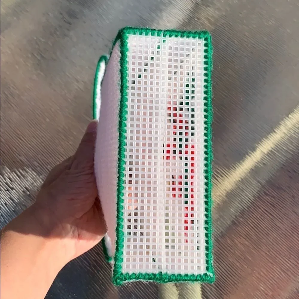 ‎Vtg kitschy handmade yarn Christmas card holder